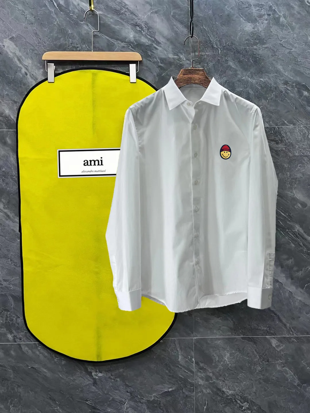 Ami Amy's early spring New Arrival high-tech pure cotton and bamboo fiber blended casual lapel shirt! Trading company channels are rare and available on the official website simultaneously! A classic iconic piece with excellent tailoring and unparalleled comfort, it is an indispensable shirt for spring, summer and autumn! A style that has always been popular, Classic will never go out of style! This shirt is customized by the customer. It is made of 50% cotton + 50% bamboo fiber. It is blended to create a silky high-tech cotton fabric. The ready-made garment is processed with a special process to maximize comfort and softness. It feels silky, soft and light, ensuring the comfort and breathability of the wearer. It can also be used as a sun protection garment in spring and summer! The shirt is an indispensable item in the modern casual wardrobe. With its loose gallery cut and lapel design, the upper body has the temperament of a shirt and the toughness of a big-name brand. In many clothing fields, quality control and style design have always been appropriate, making it a reassuring choice! Size: 39-43 (M-3XL) Color: Black White Size recommendation: Height 174-140 pounds, try on size 40! Boys' weight: Choose size 39 if you are under 135 pounds, choose size 40 if you are 138-145 pounds, choose size 41 if you are 145-155 pounds, choose size 42 if you are 155-165 pounds, choose size 43 if you are 165-185 pounds!